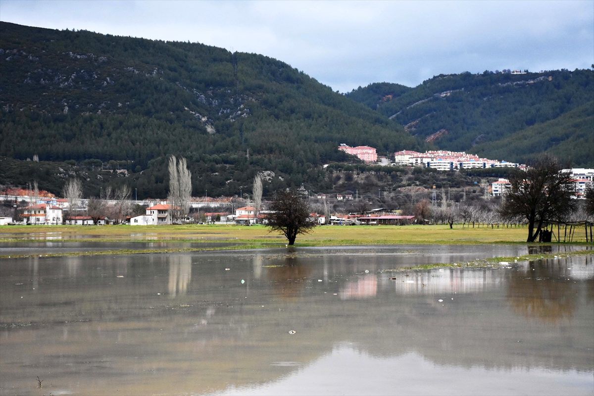 Muğla\'da sağanak denizin rengini değiştirdi