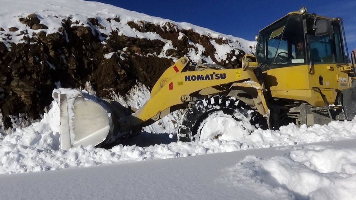 Muş\'ta kardan kapanan yollar ulaşıma açıldı
