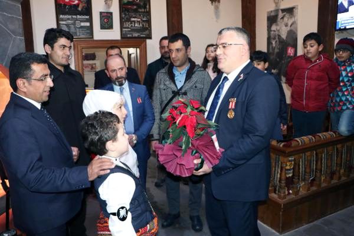 Öğrenciler gazileri ziyaret edip, yazdıkları mektubu verdi