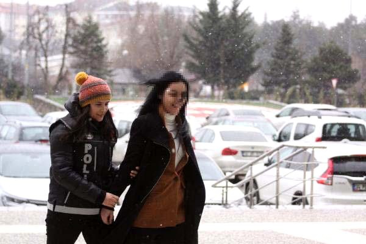 Otobüste esrarla yakalandı, adliyeye götürülürken güldü