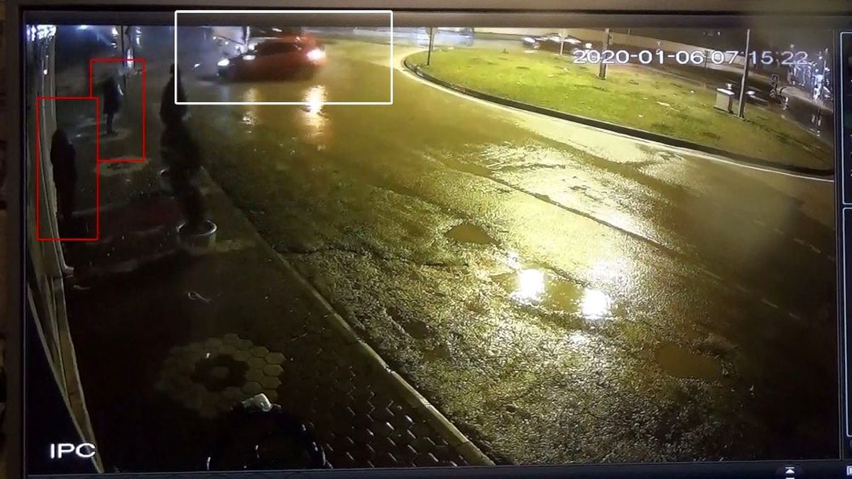 Otomobil ile servis aracı böyle çarpıştı, kaldırımda bekleyen kadınlar da ölümden döndü