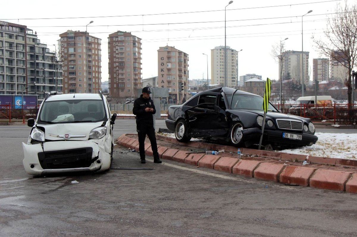 Otomobil ile ticari araç çarpıştı: 9 yaralı