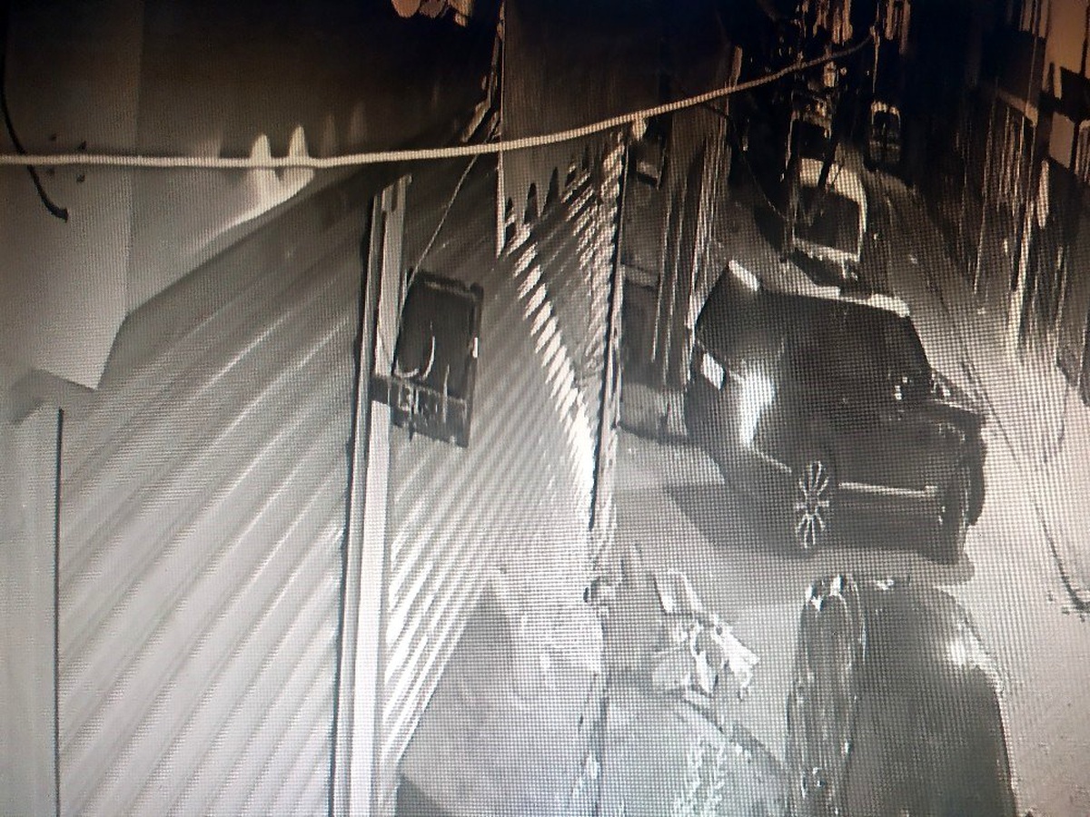 (Özel) Lüks cipin sunroofundan çıkıp markete kurşun yağdırdı
