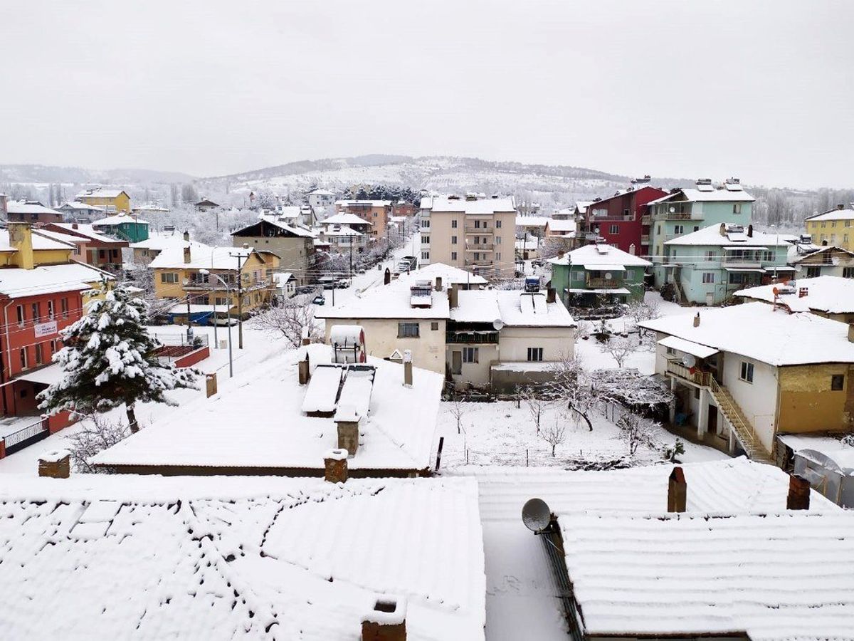Pazarlar\'da kar kalınlığı 10 santimetreye ulaştı