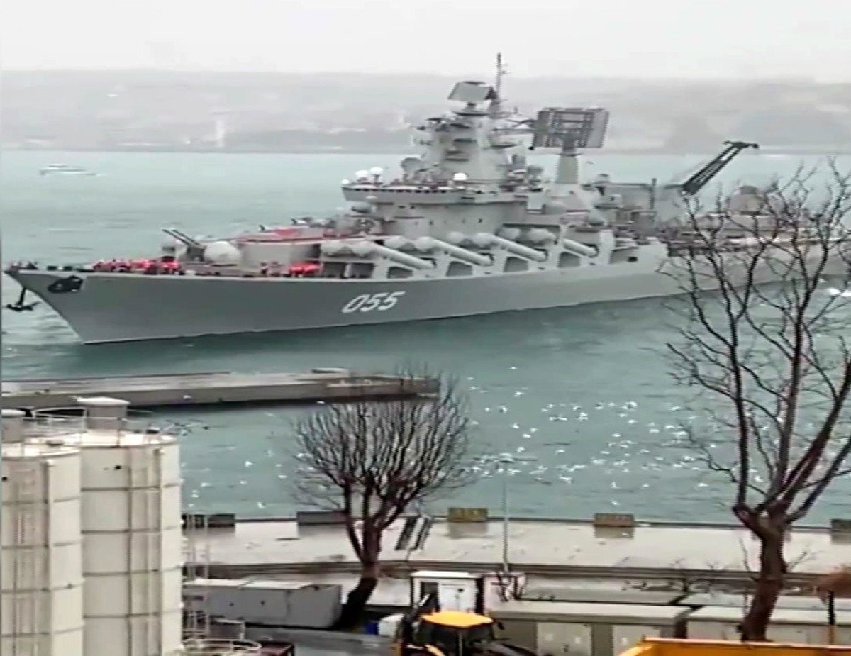 Rus savaş gemisi, İstanbul Boğazı\'nda kıyıya sürüklendi