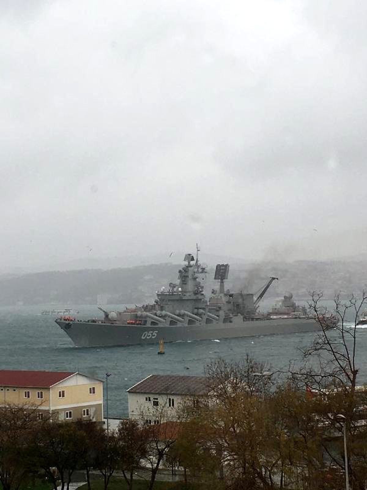 Rus savaş gemisi Kabataş\'a yanaşırken sürüklendi (1)
