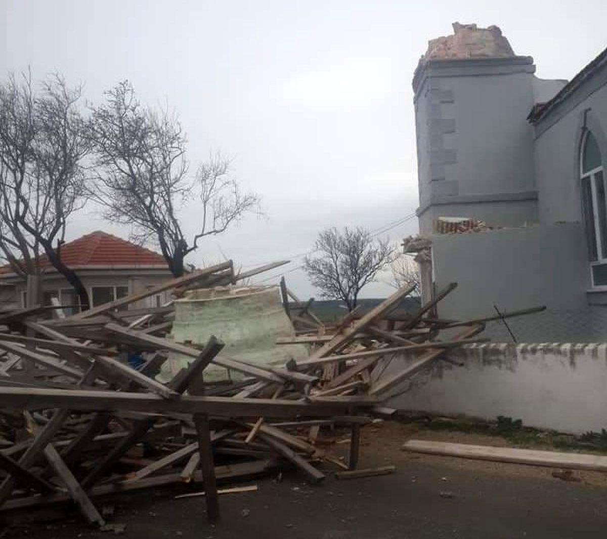 Rüzgar nedeniyle caminin minaresi yıkıldı