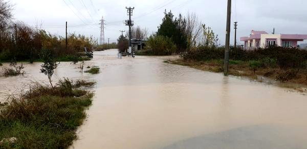 Serik\'te şiddetli yağış; dereler taştı