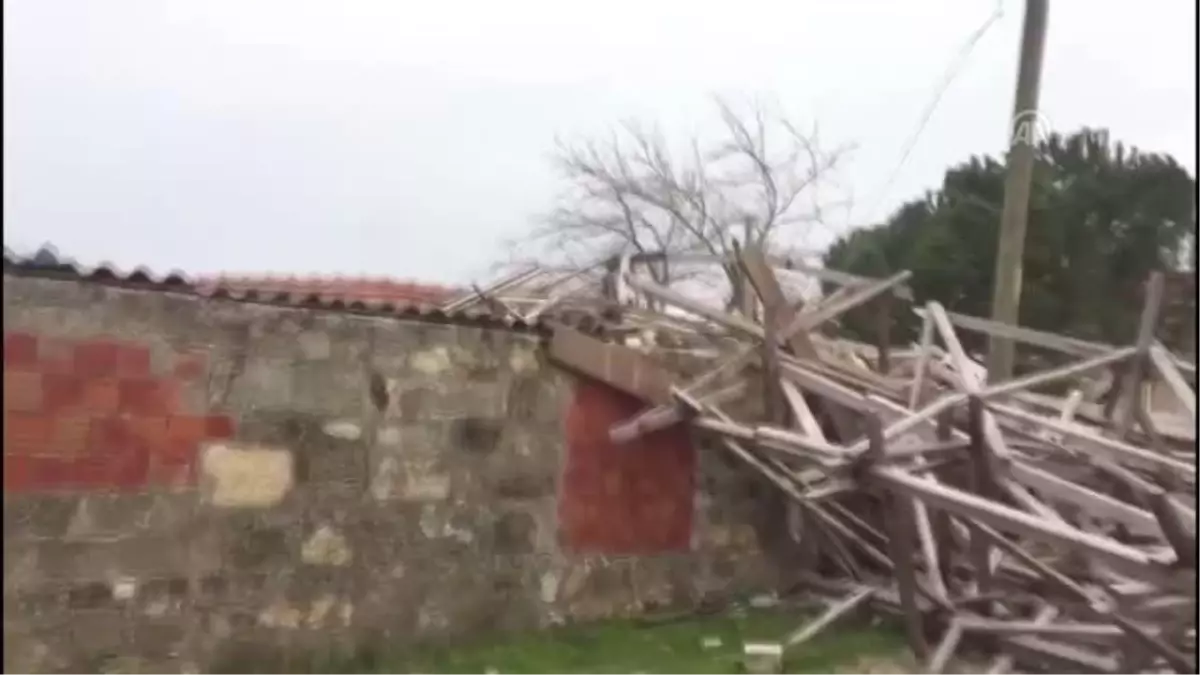 Şiddetli rüzgar nedeniyle caminin minaresi yıkıldı