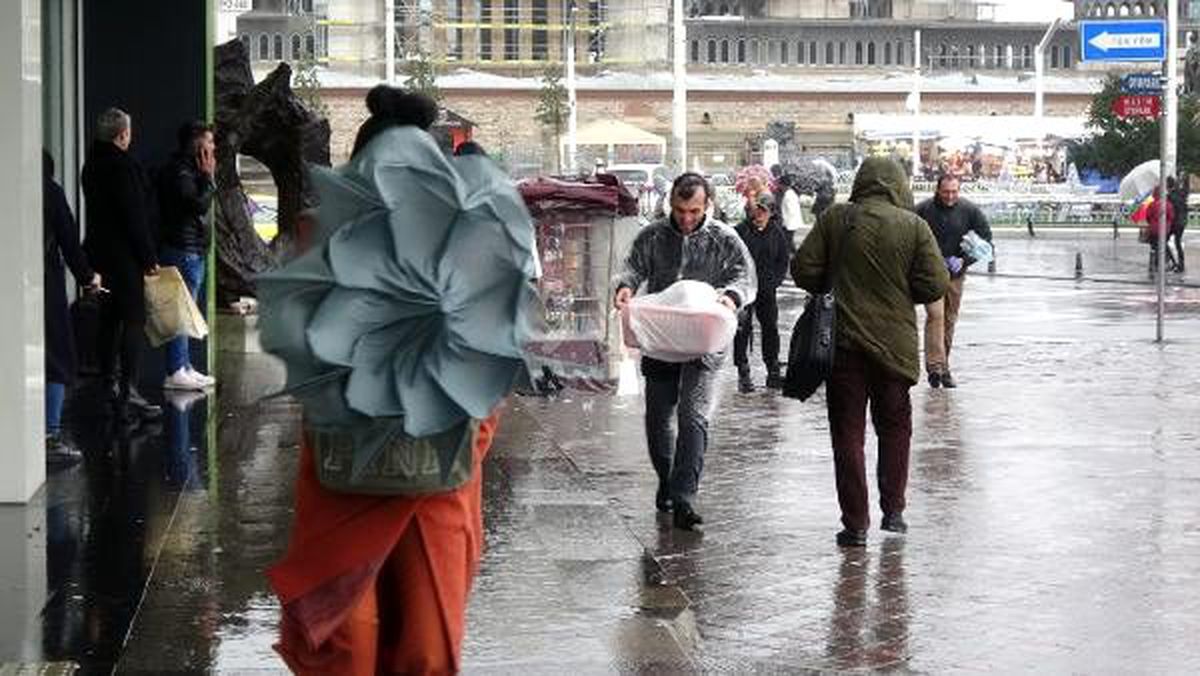 Taksim\'de şemsiyelerle savaş