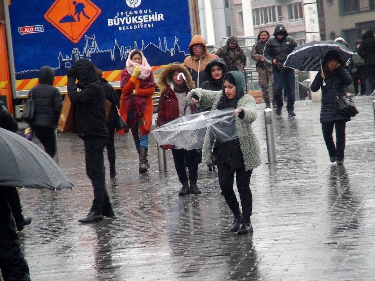 Taksim\'de yağmur ve rüzgar vatandaşlara zor anlar yaşattı