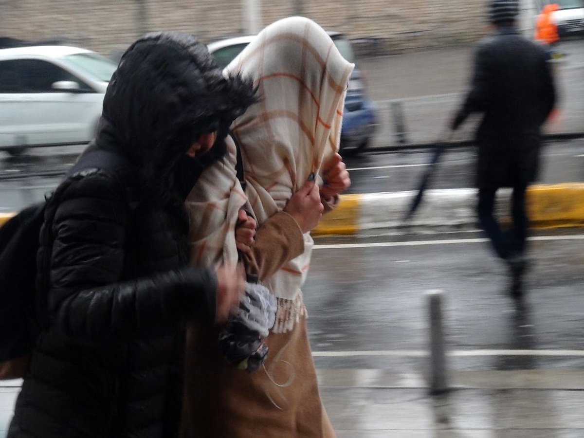 Taksim\'de yağmur ve rüzgar vatandaşlara zor anlar yaşattı