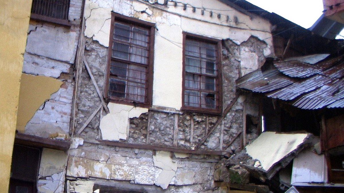Tarsus\'ta aşırı yağışlardan evin duvarı çöktü