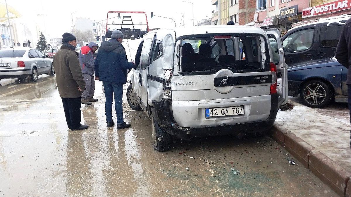 Tır park halindeki hafif ticari aracı çarptı