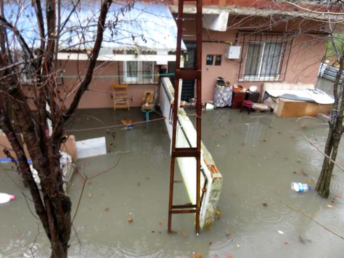 Ümraniye\'de gecekonduyu su bastı