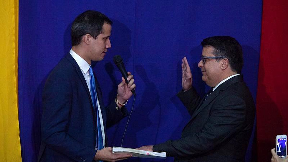 Venezuela: Parlamentodaki seçimleri meşru bulmayan muhalefet, Guaido\'yu başkan seçti