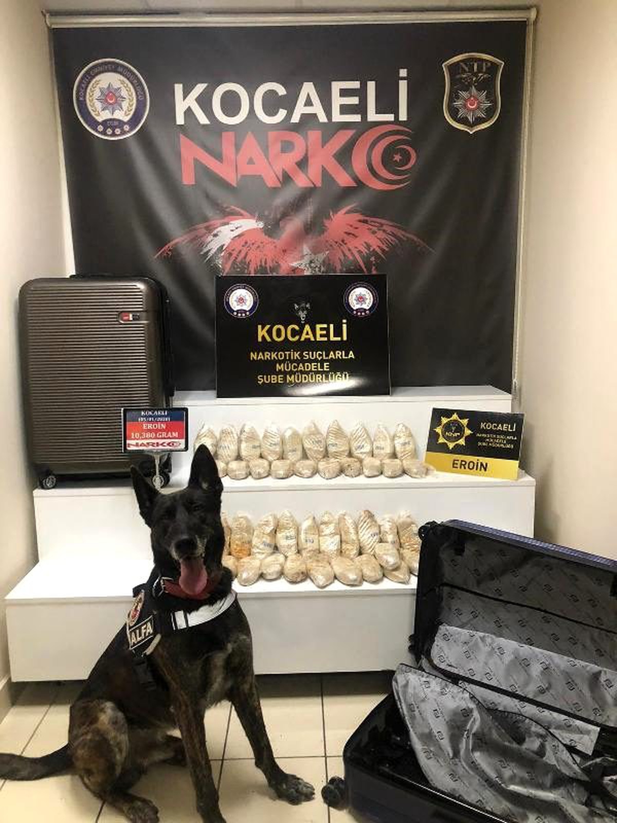 Yolcunun valizlerinden 10 kilo eroin çıktı