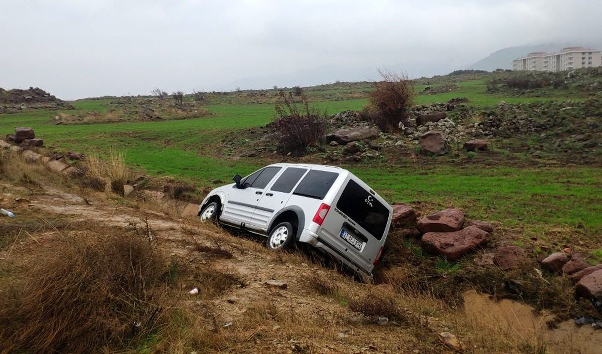 Yoldan çıkan araç su kanalına uçtu: 3 yaralı