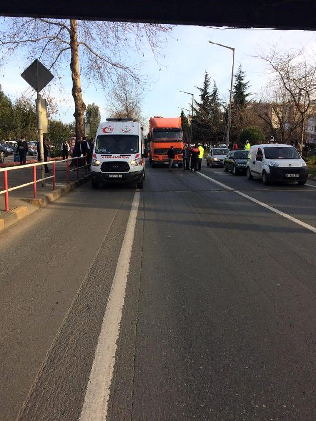Yolun karşısına geçmek isterken, TIR\'ın çarpmasıyla öldü