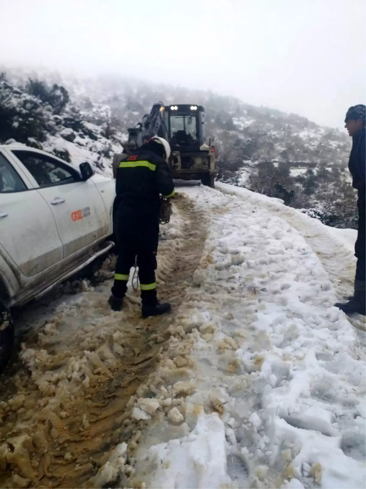 Yunusemre\'den 2 mahallede kar temizleme çalışması