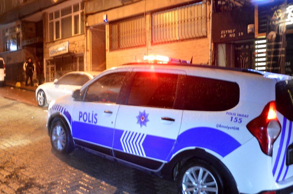 Yüzü kar maskeli 3 hırsız muhasebeci dükkânındaki kasayı 3 dakikada çalarak kayıplara karıştı