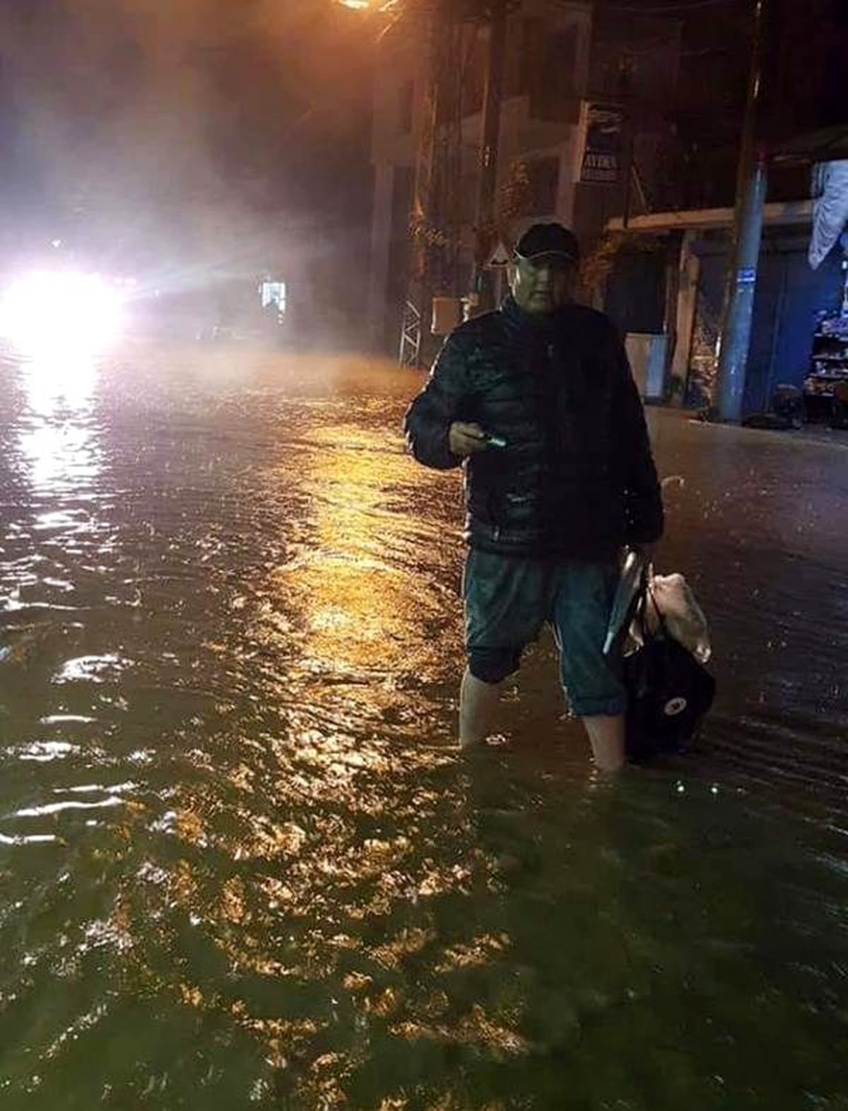 Alanya\'da sağanak; ev ve iş yerlerini su bastı