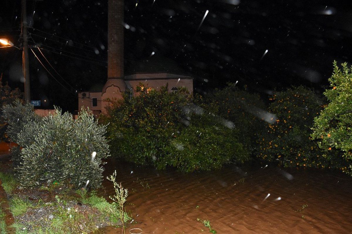 Alanya\'da sağanak nedeniyle cadde ve sokaklar göle döndü