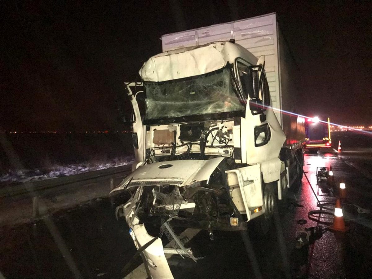 Anadolu Otoyolu\'nda iki kamyon çarpıştı: 1 ölü