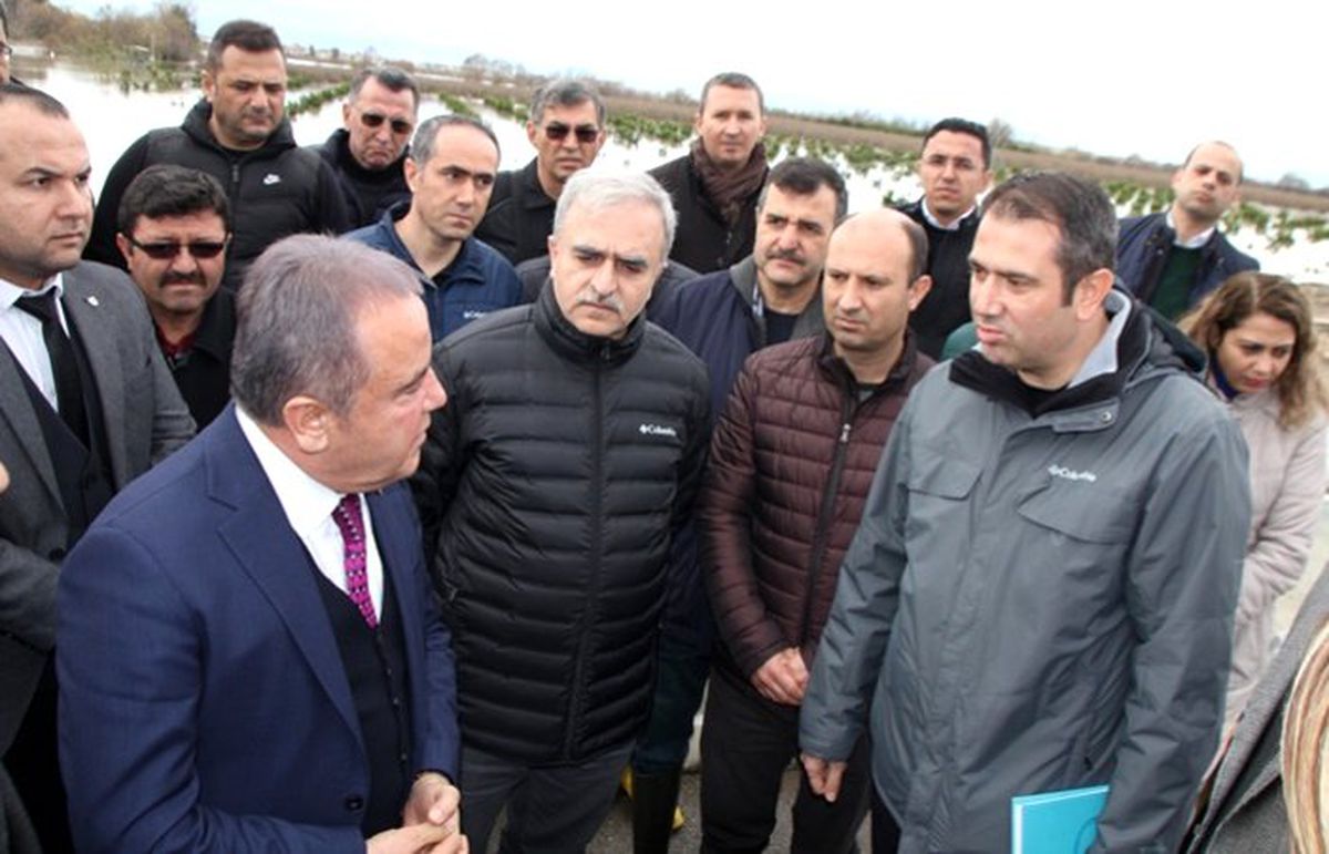 Antalya\'da şiddetli yağıştan dolayı tarım arazileri sular altında kaldı