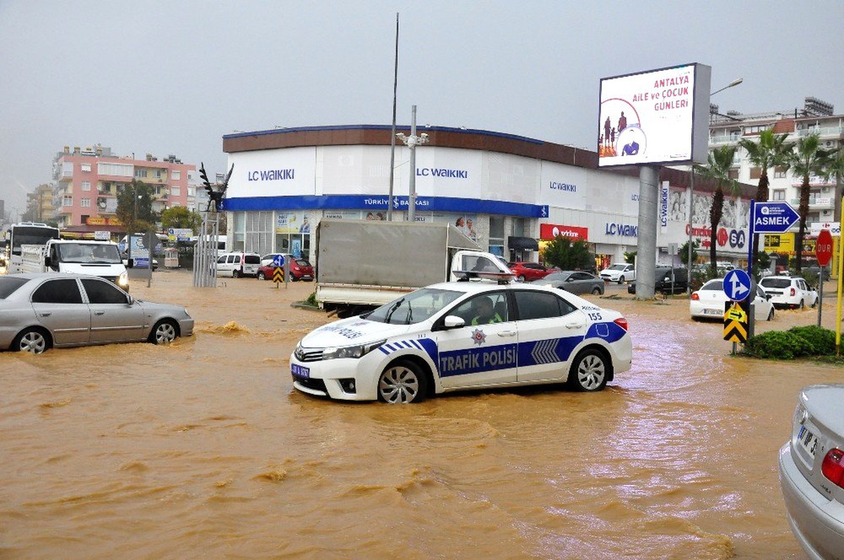 Antalya\'da son 48 saatte metrekareye yüzlerce kilo yağış düştü