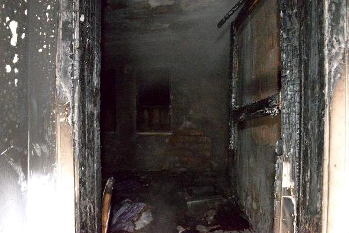 Apartmanın 7\'nci katındaki yangında baba- oğul dumandan etkilendi