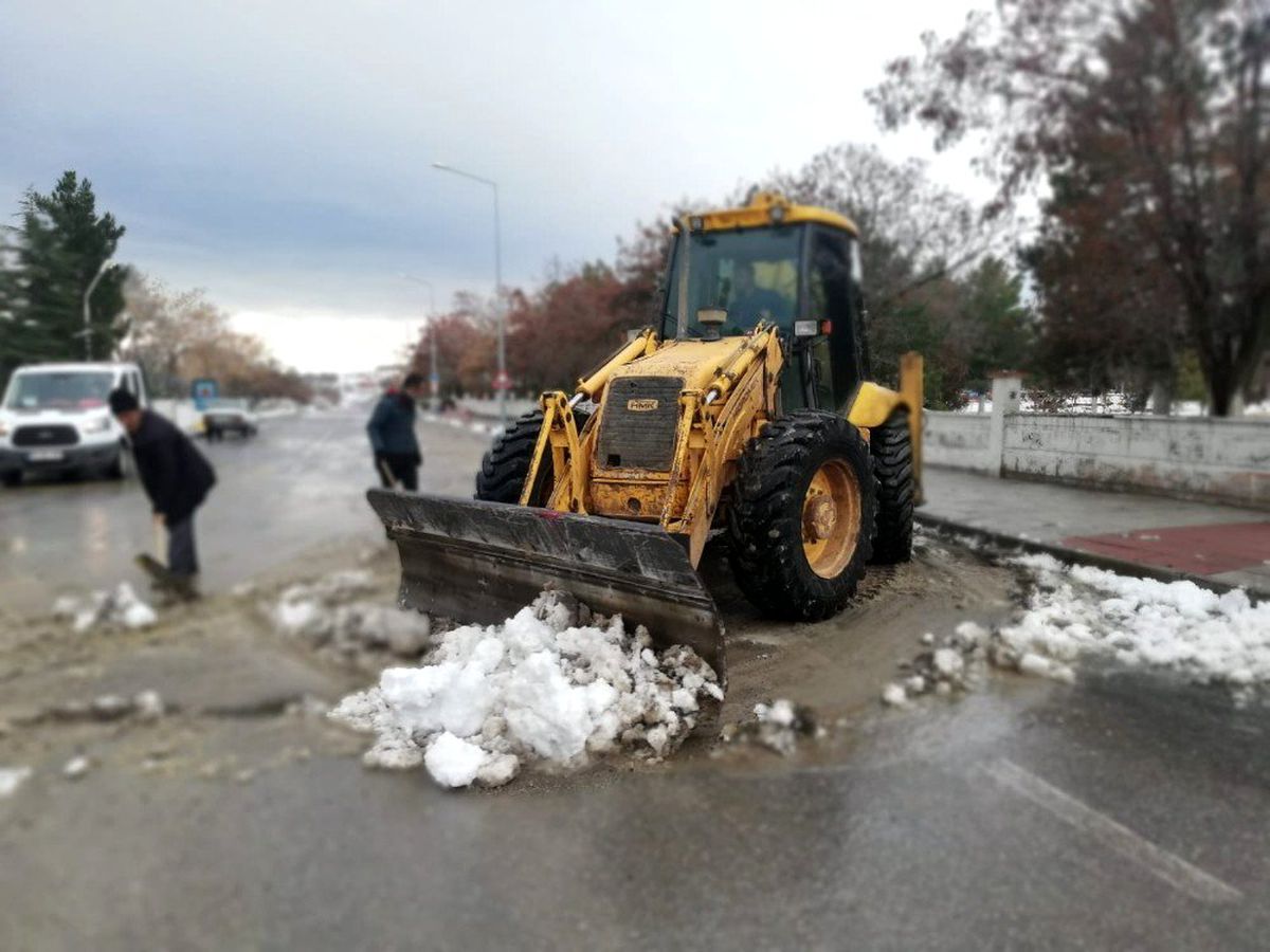 Arguvan ilçe merkezi kardan temizlendi