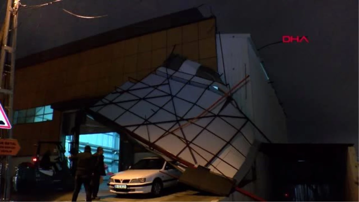Ataşehir\'de şiddetli rüzgar atölyenin çatısını uçurdu
