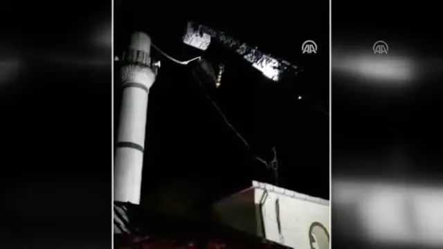 Balıkesir'de şiddetli fırtına cami minaresinin üst kısmını kopardı