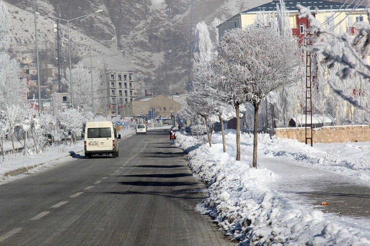 Başkale\'de hayat adeta buz kesti