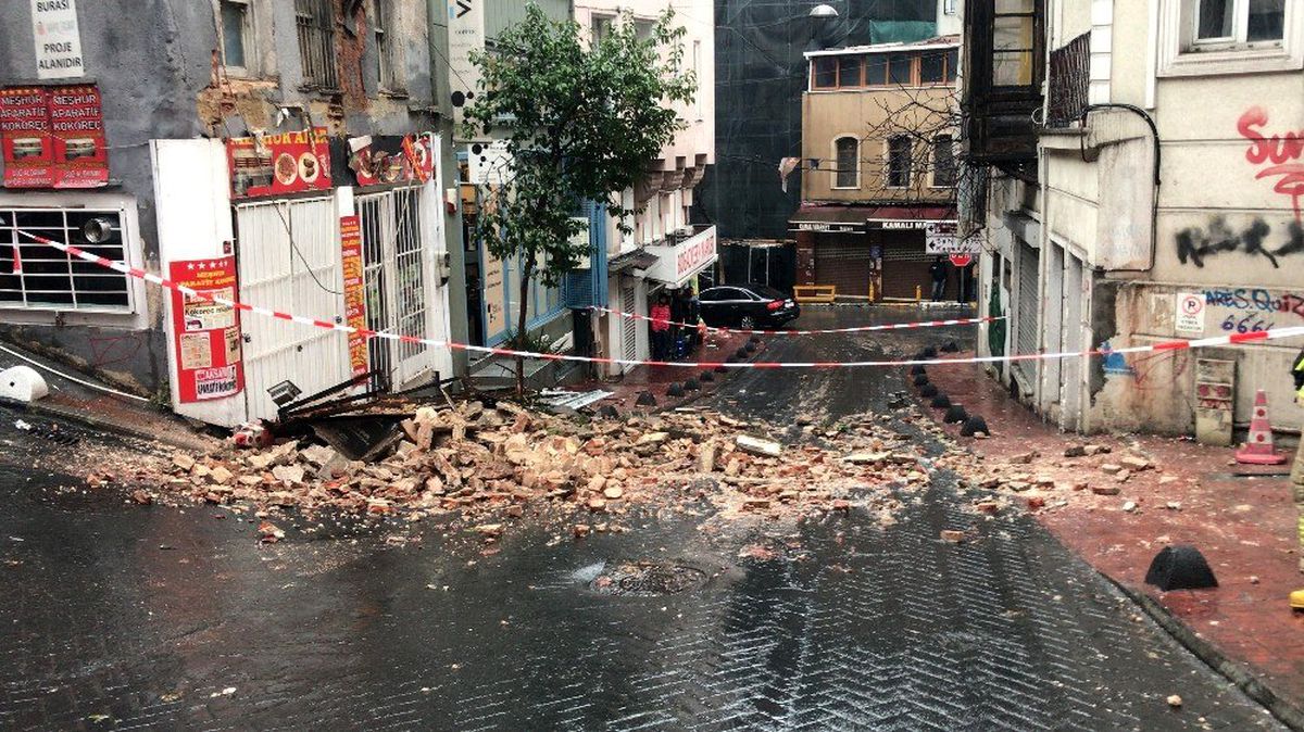 ?Beyoğlu\'nda 2 katlı metruk binada çökme