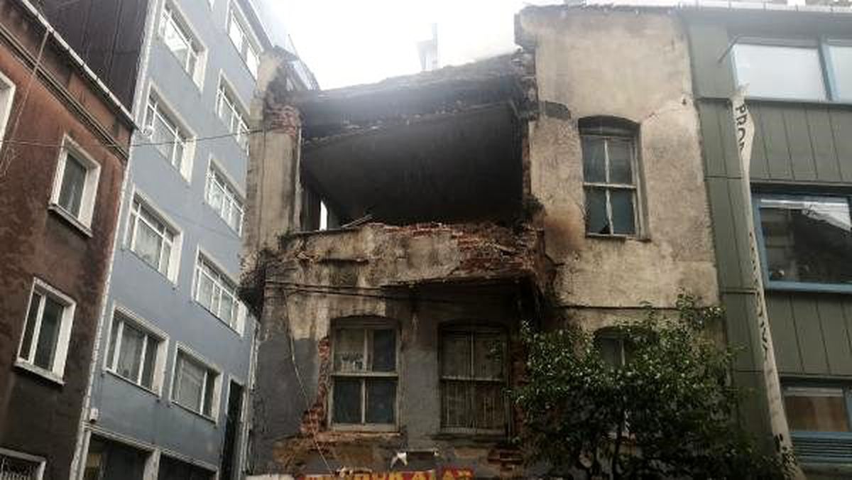 Beyoğlu\'nda metruk binada çökme (1)