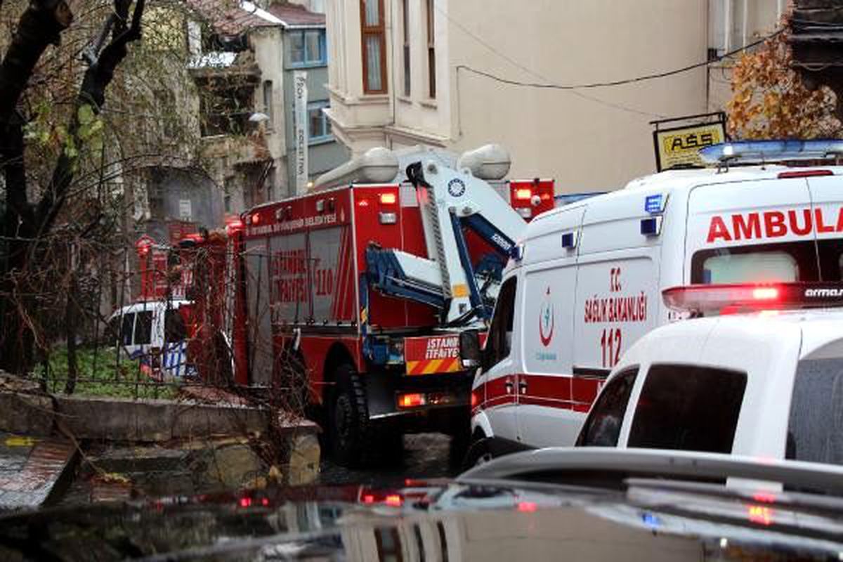 Beyoğlu\'nda metruk binada çökme
