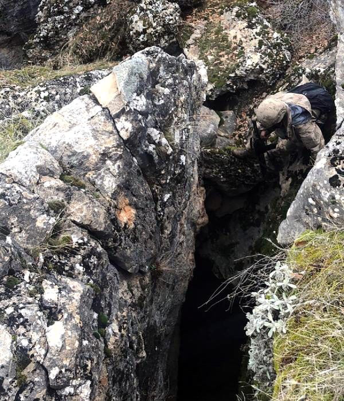 Bitlis\'te PKK\'nın toprağa gömülü malzemeleri ele geçirildi