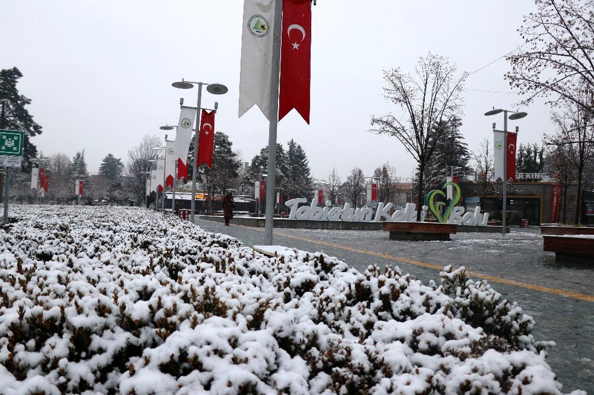 Bolu Dağı\'nda kar yağışı devam ediyor