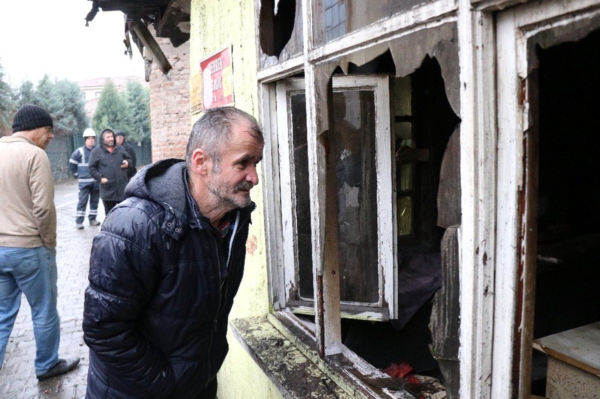 Büyükşehir ekipleri, evi yanan vatandaşın yardımına koştu