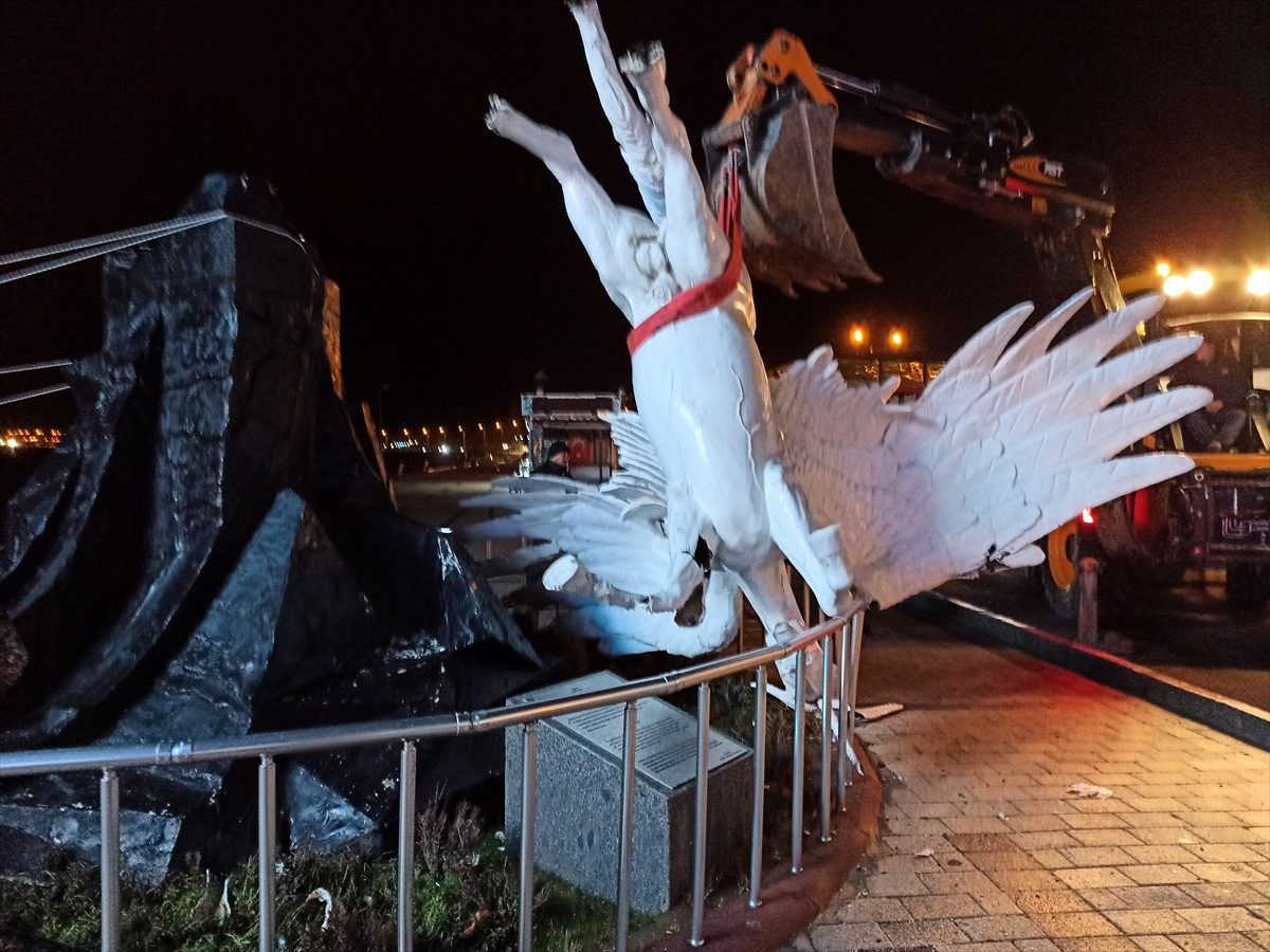 Çanakkale\'de şiddetli rüzgar nedeniyle heykel yıkıldı