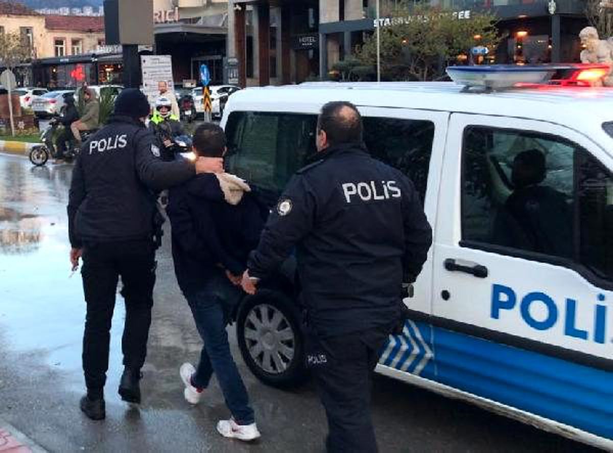 Cezaevi firarisi, polisi elinden bıçakladı