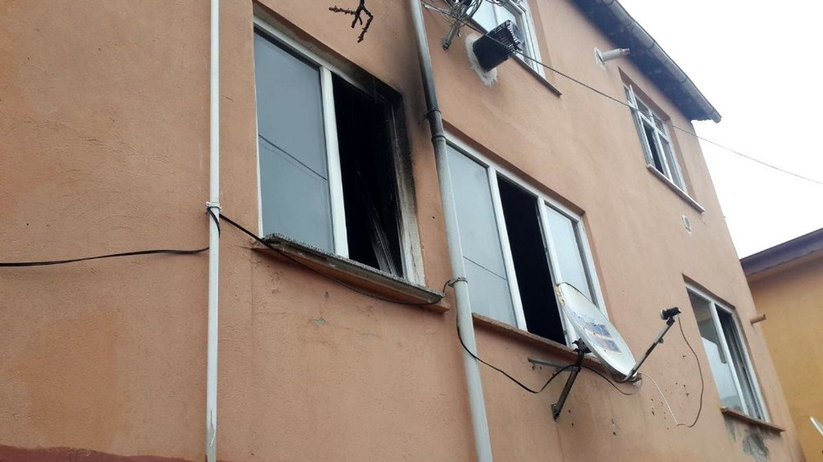 Çıkan yangında 2 çocuğu ve eşini kurtaran baba yoğun bakıma kaldırıldı