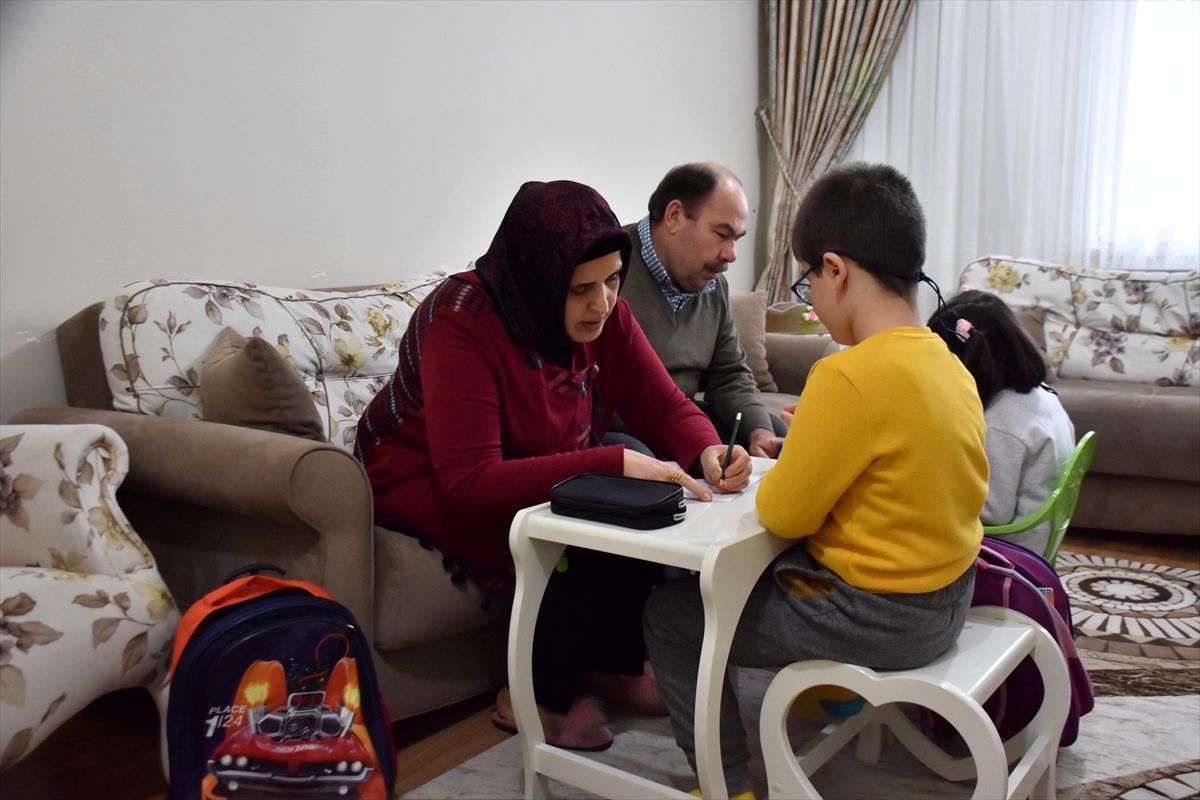Çocuklara doyamayan çift iki çocuğun da 6 yıldır koruyucu ailesi
