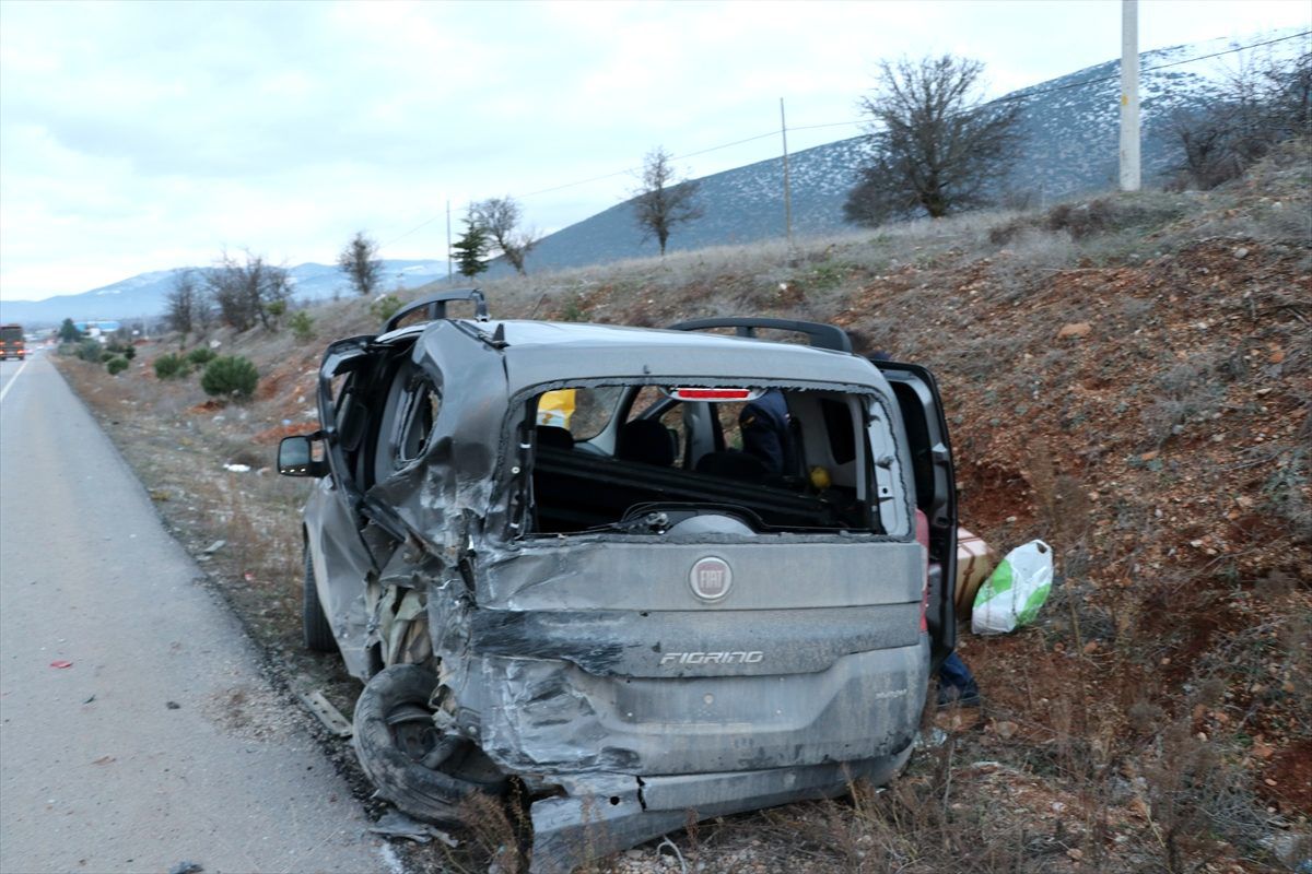 Denizli\'de otomobille hafif ticari araç çarpıştı: 1 ölü, 3 yaralı