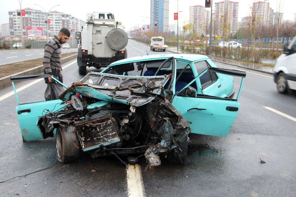 Diyarbakır\'da refüje çarpan araç hurdaya döndü: 2 ağır yaralı