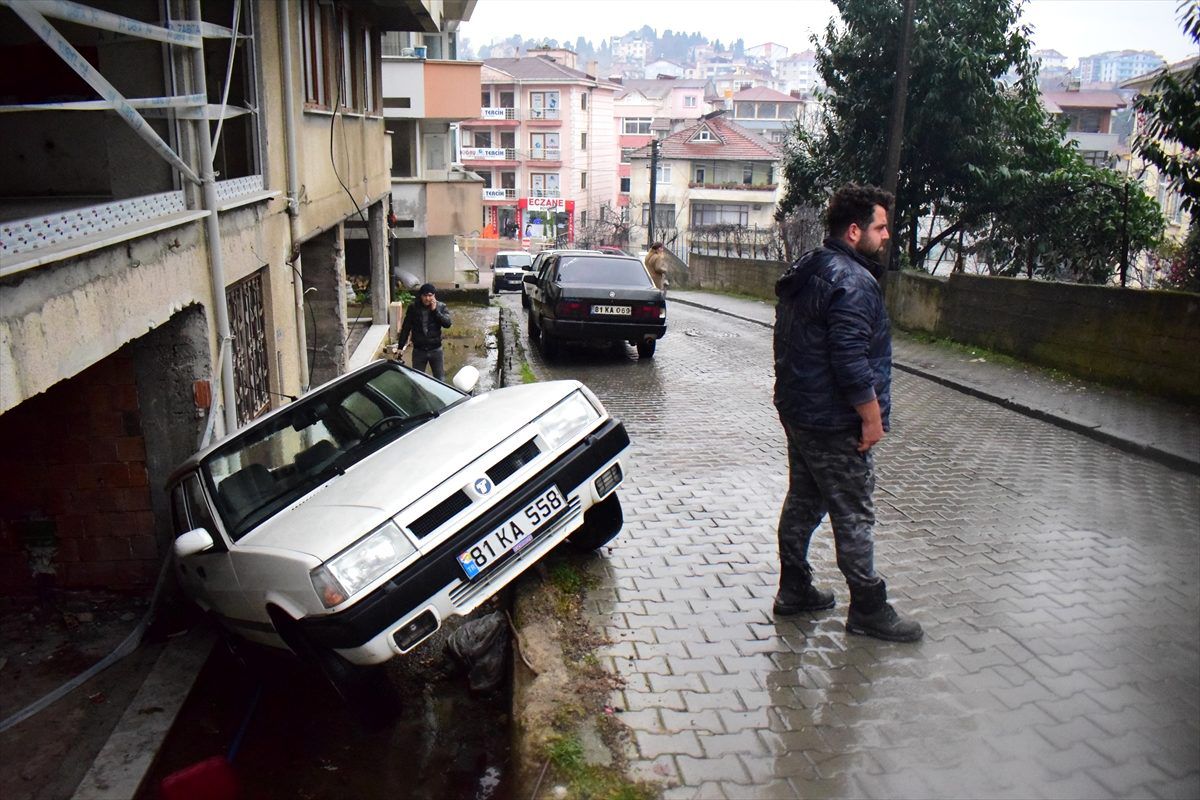 Düzce\'de otomobil binanın önündeki boşluğa devrildi