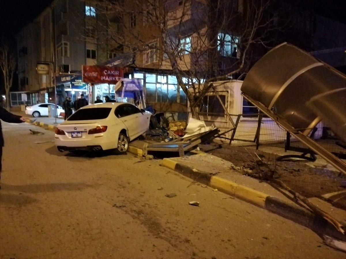 Edirne\'de otomobil telefon kulübesine çarptı: 3 yaralı