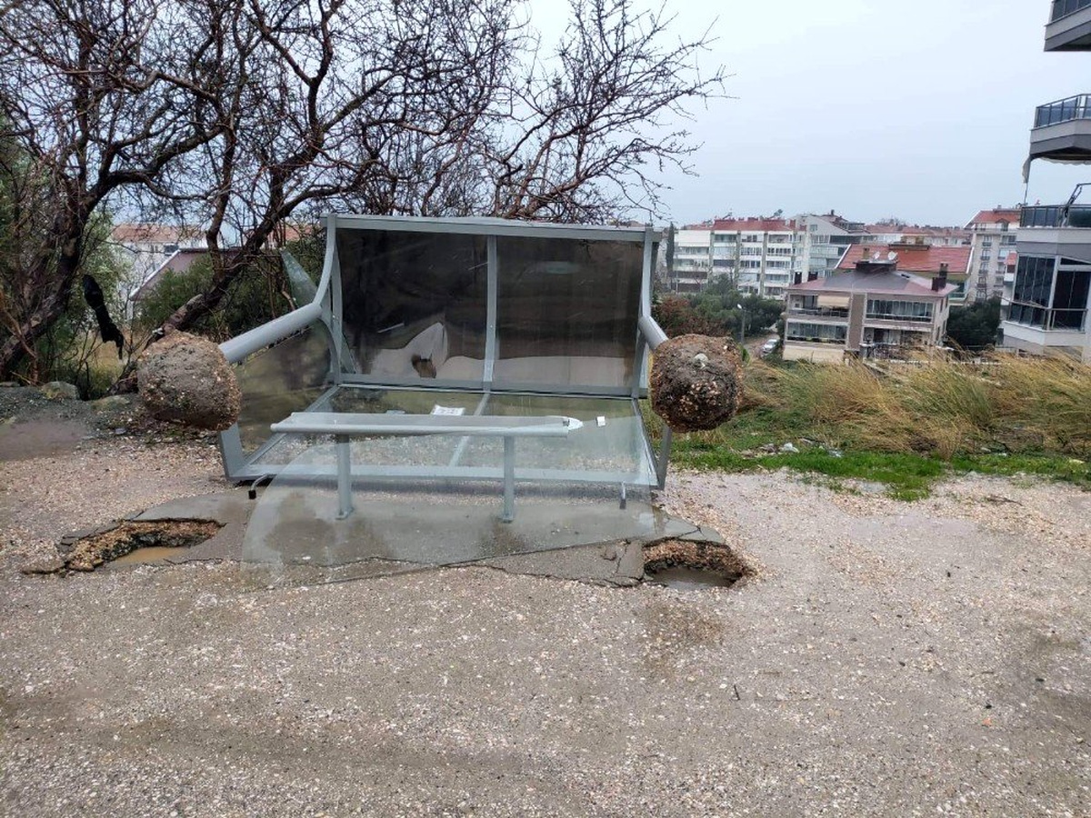 Erdek\'te fırtına ağaçları kırdı, otobüs duraklarını devirdi